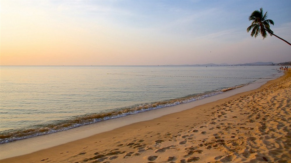 The shallow shoreline also makes it a great spot for families with young children to enjoy safe and peaceful beach time